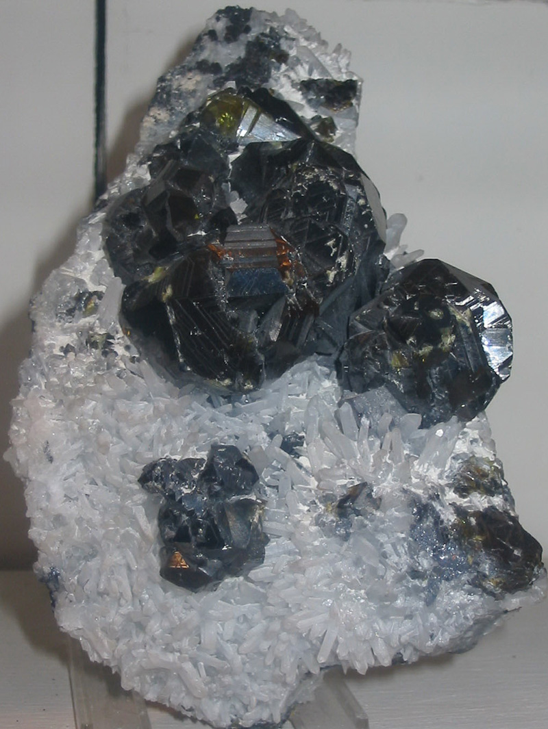 Черные кристаллы сфалерита