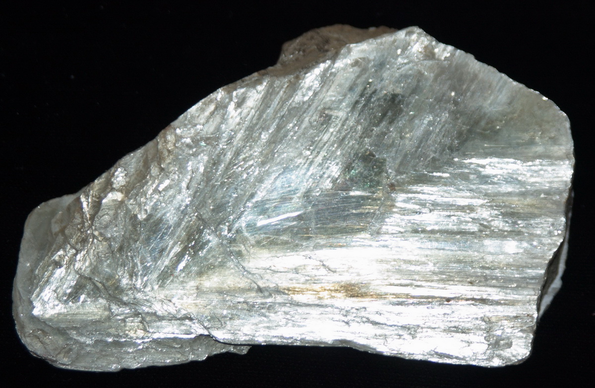 Какой минерал является слюдой. Слюда-мусковит минерал. Серицит мусковит. Мусковит (белая калиевая слюда). Мусковит минерал формула.