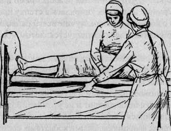 Смена простыни у тяжелобольного — первый способ