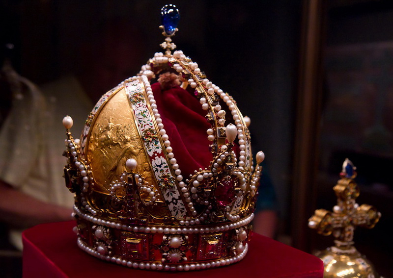 Корона украшенная ювелирными алмазами (бриллиантами)