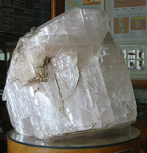 Кальцит, крупный кристалл