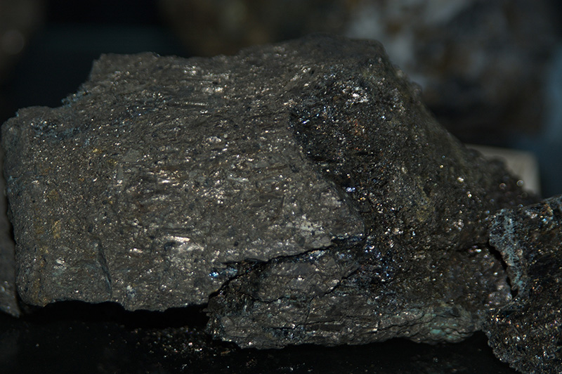 Пентландит сплошные крупнокристаллические массы с халькопиритом и магнетитом. Кольский полуостров