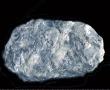 Крупные кристаллы минерала синего цвета